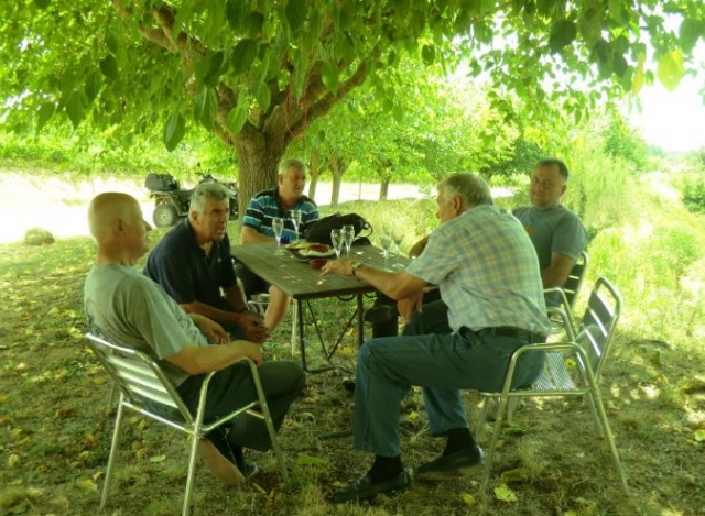 hombres sentados en unas sillas con unas copas de cava